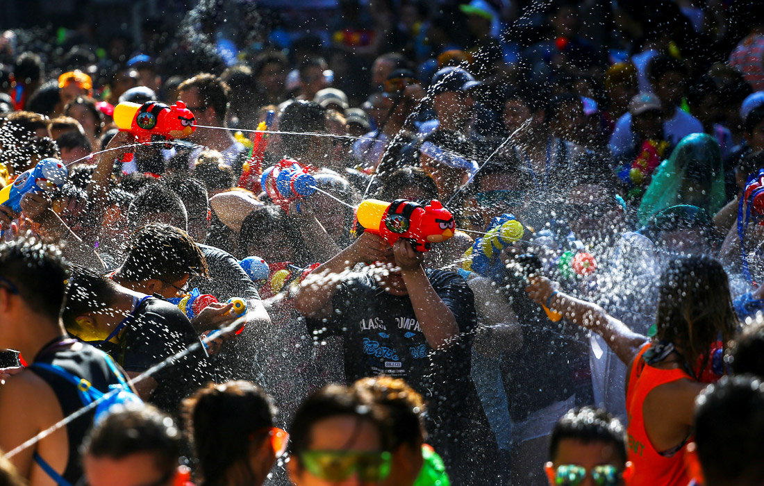 В Таиланде продолжают праздновать Сонгкран - тайский новый год. В течение трехдневного фестиваля местные жители и туристы принимают участие в полномасштабных водных сражениях.