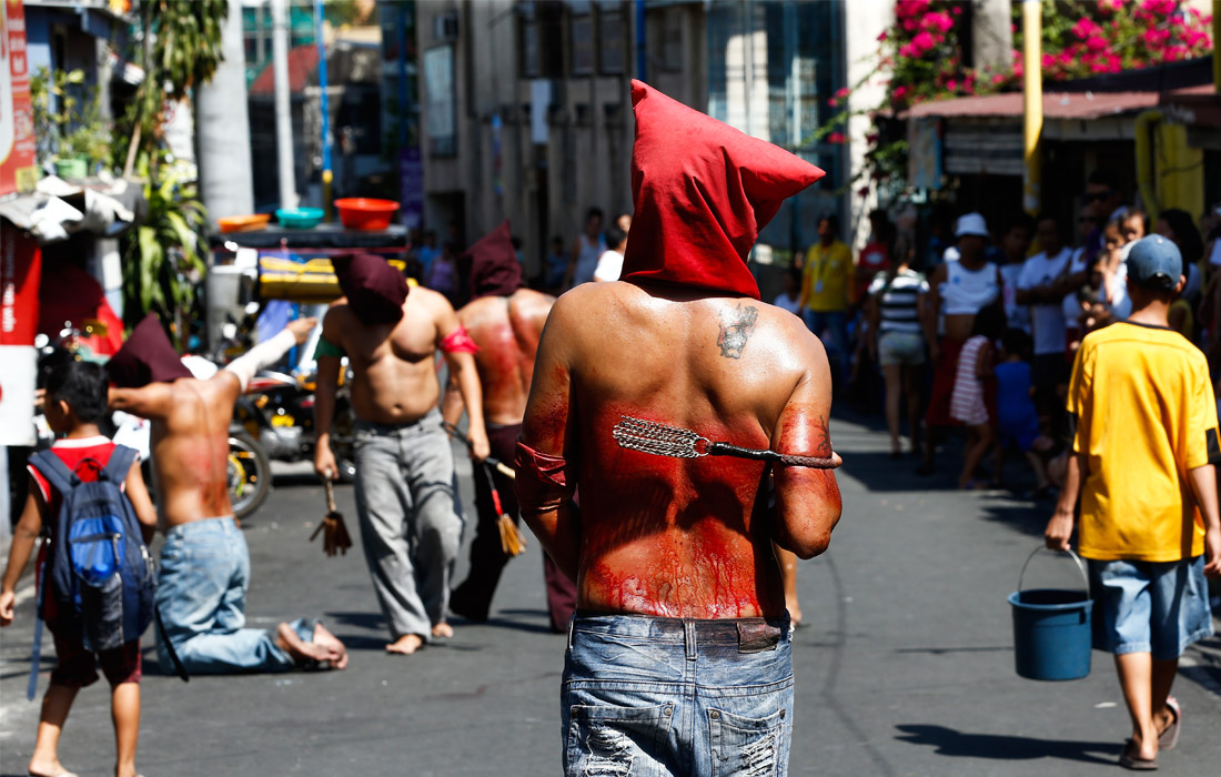 Филиппинские верующие практикуют массовое самобичевание во время Страстной недели, считая, что так они замаливают грехи и приобщаются к страданиям и искуплению Христа