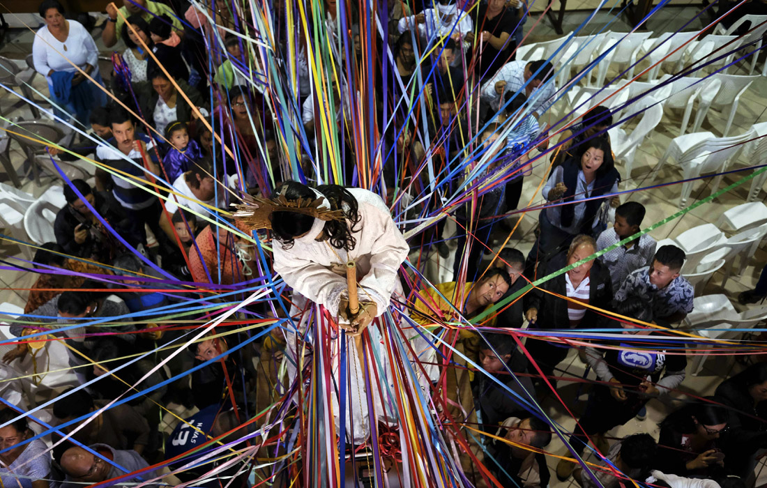 Католики в Сан-Хосе (Коста Рика) привязывают ленты к статуе Иисуса Христа в церкви, как символ обещаний, данных Иисусу во время Страстной недели