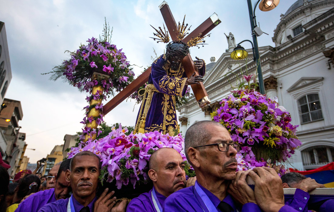 Верующие несут распятие в Каракасе, Венесуэла