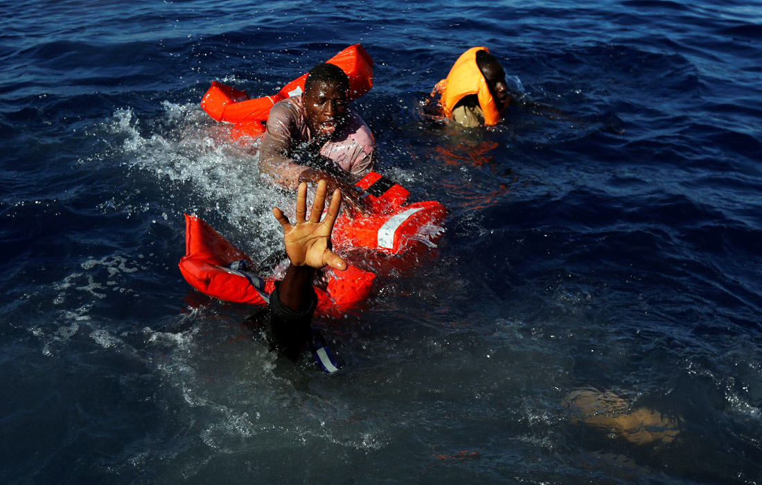 У берегов Ливии затонуло судно с мигрантами из стран Африки. В результате многочасовой спасательной операции удалось спасти 163 человека. Их подняли на борт судна мальтийской гуманитарной организации MOAS.