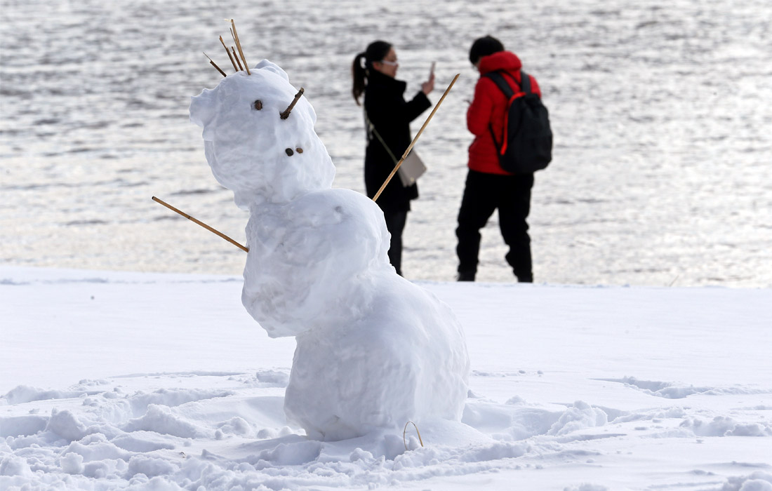 В Санкт-Петербурге выпало от 6 до 9 см снега. На уборку дорог и тротуаров выведено более 600 спецмашин. Плохая погода с низкими температурами и частыми осадками продержится в Петербурге еще около недели.