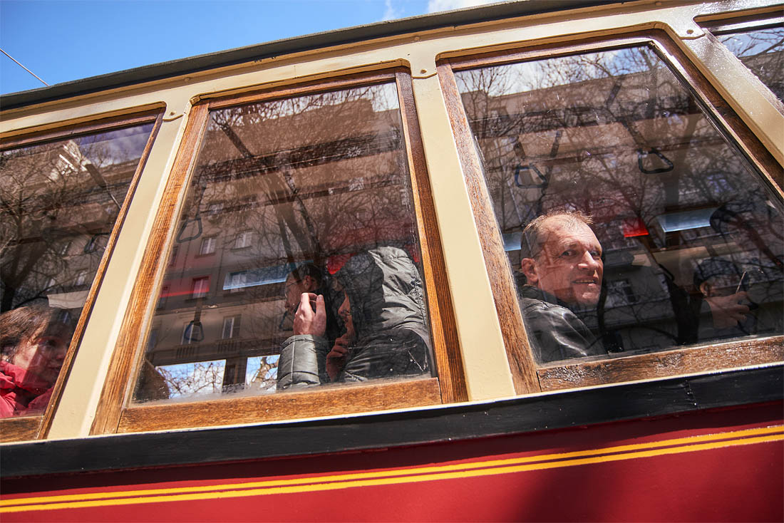 Представлены 16 трамваев: вагон "Ф" 1908 года выпуска, моторный вагон "БФ", звезда фильма "Место встречи изменить нельзя" - трамвай "КМ", рижский РВЗ-6, широко известный трамвай "МТВ-82" и другие. Также в параде примут участие и современные модели: трехсекционный низкопольный вагон "Витязь-М" и рельсоочистительный вагон "РОСТ", который в настоящее время тестируется в столице.