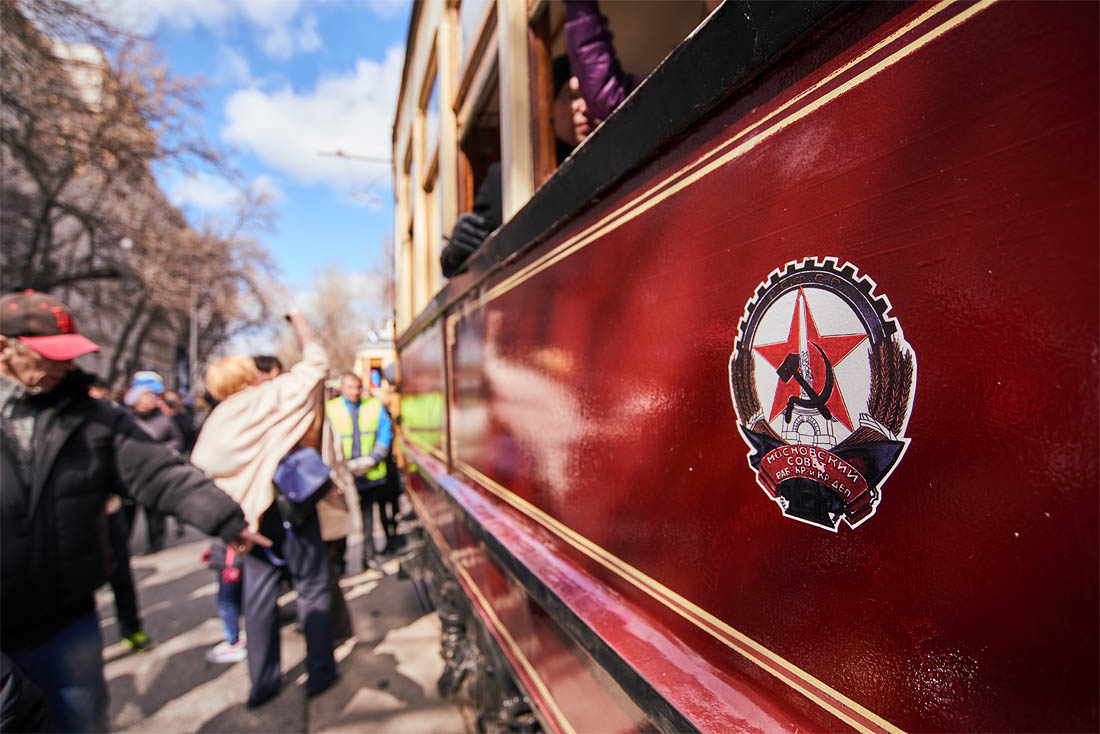 Людей очень много, но это совсем не мешает прикоснуться к прошлому