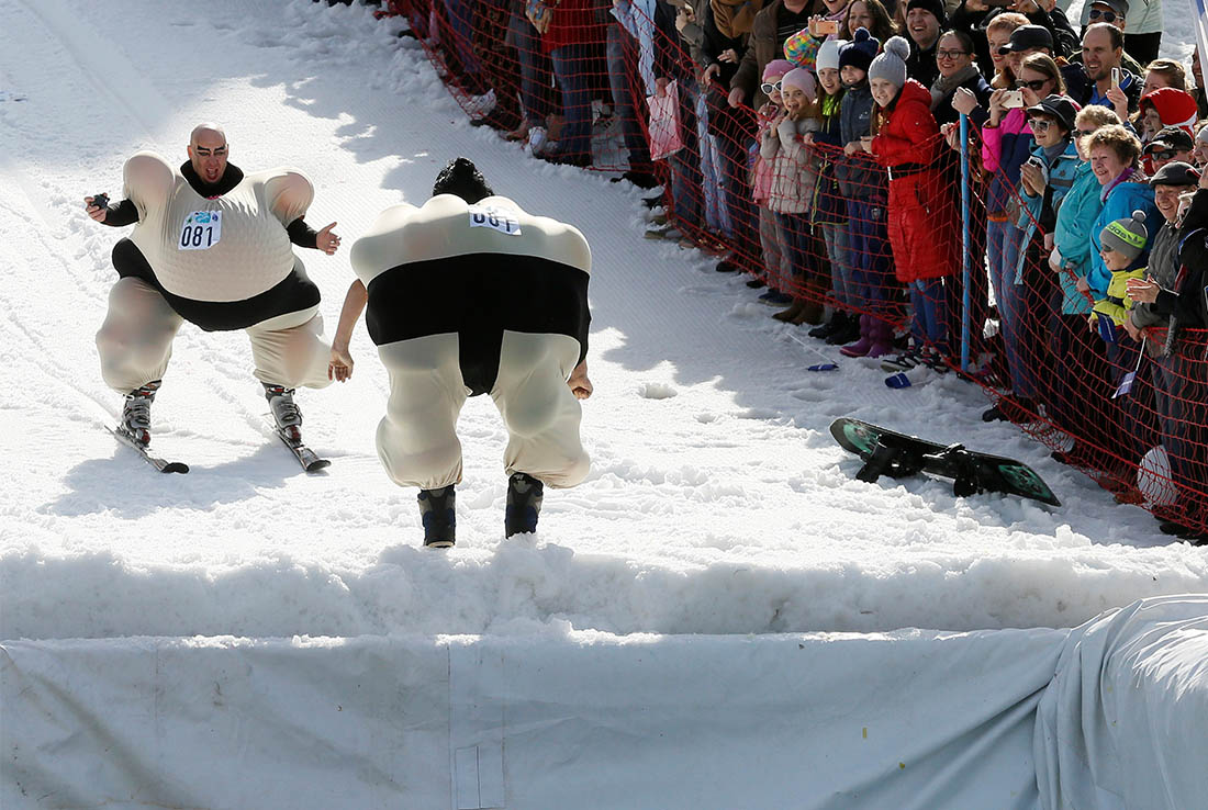 Под Красноярском в десятый раз проходят соревнования сноубордистов и лыжников по преодолению лужи