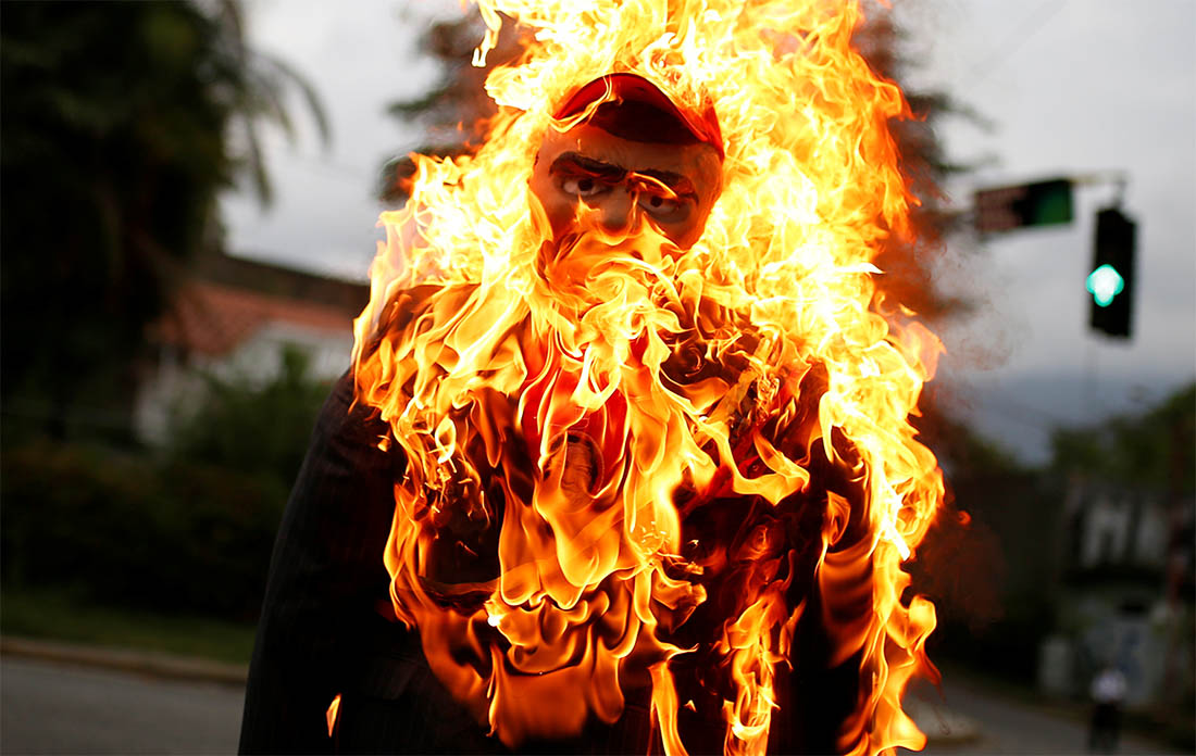 В Каракасе в рамках традиционной Недели святых жгут чучела президента Мадуро. Парламент страны обвиняет президента в диктаторском поведении, в частности, в игнорировании законов, заключении под стражу политических оппонентов и в давлении на судебные органы.