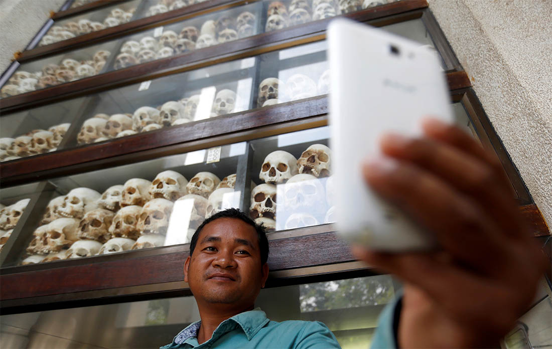 В сорок вторую годовщину с момента захвата власти в стране Красными Кхмерами камбоджийцы приходят к мемориалу Чоэнг Эк, где собраны черепа пяти тысяч жертв диктатуры