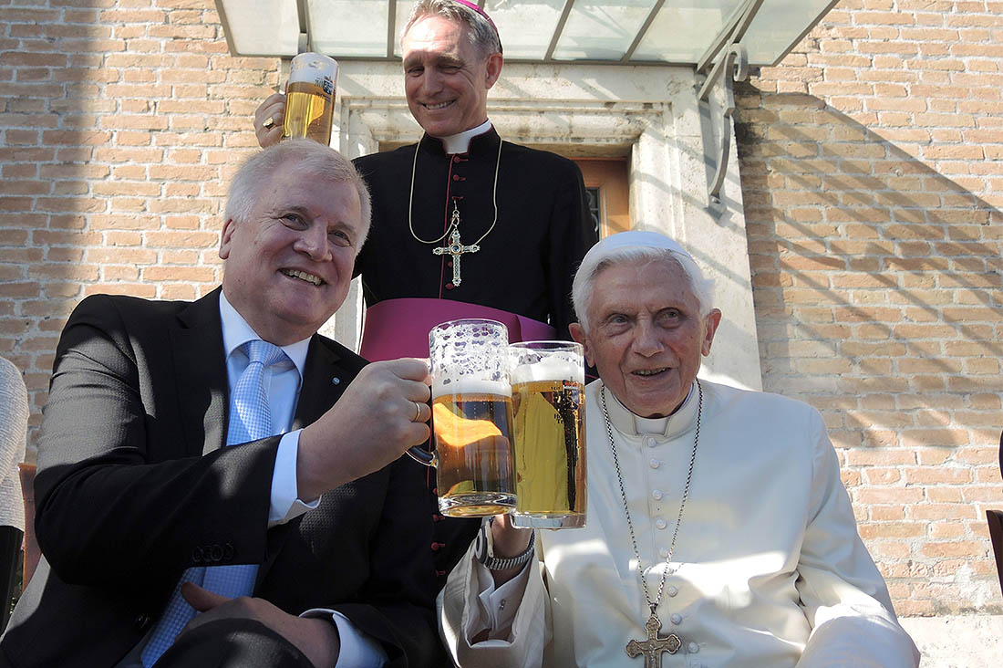 Бывший папа Бенедикт XVI, покинувший четыре года назад пост главы Римско-католической церкви, отметил 90-летие с баварцами