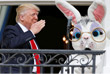 Перед началом мероприятия президент США Дональд Трамп в сопровождении пасхального кролика поприветствовал гостей с балкона Белого дома