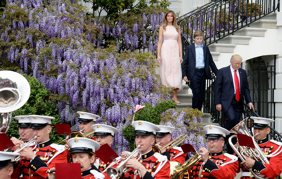 В традиционной церемонии празднования Пасхи также участвовали первая леди США Мелания и сын Трампа Бэррон