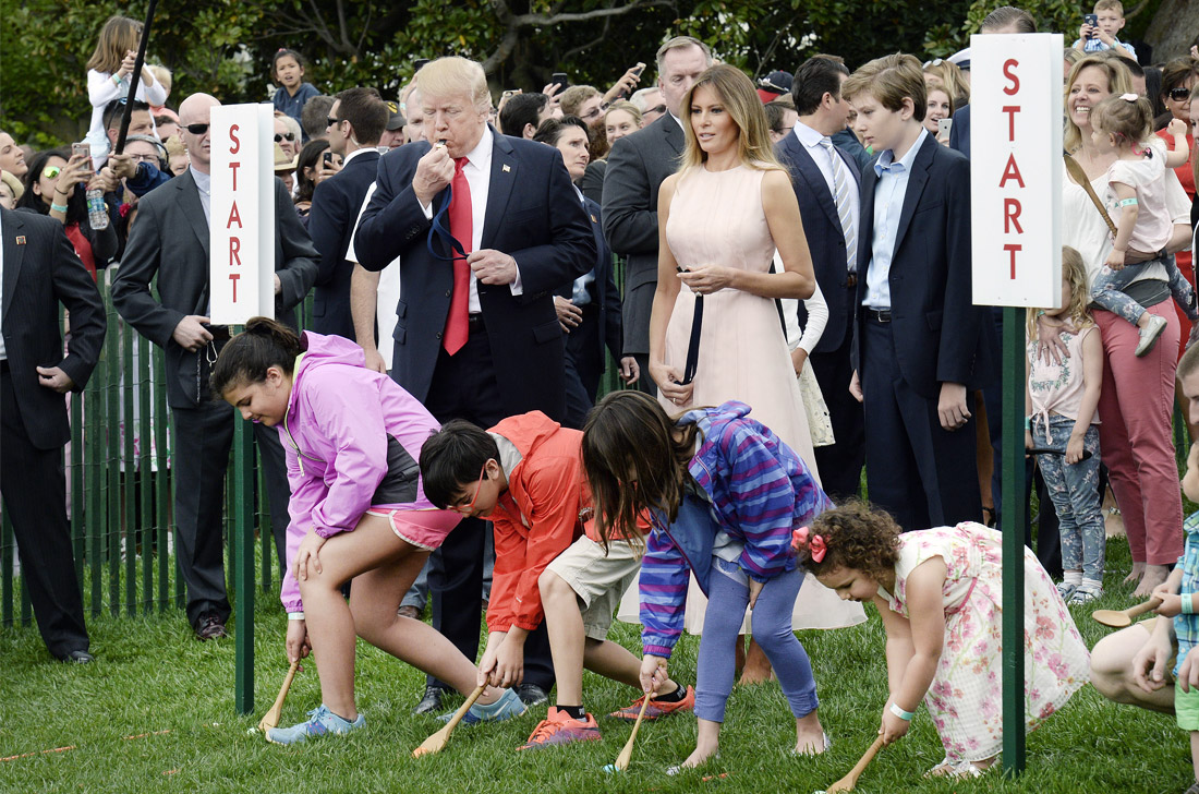 Катание пасхальных яиц перед Белым домом - традиционная пасхальная забава в США. Соревнуясь, дети катают яйца через лужайку резиденции президента поварешками.