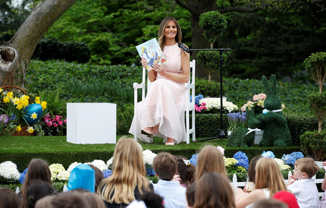 Среди прочих развлечений дети могли послушать сказки, одну из которых прочитала первая леди США Мелания Трамп