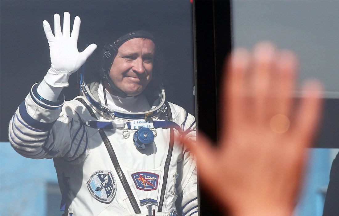 К МКС стартовал транспортный космический корабль "Союз МС-04" с российским космонавтом Федором Юрчихиным и американским астронавтом Джеком Фишером (на фото). На месте, предусмотренном для третьего члена экипажа, на МКС отправился груз продовольствия весом 70 кг. Планируемая продолжительность экспедиции составляет 136 суток.