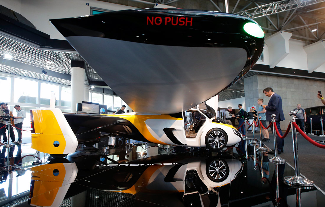 В Монако стартовала выставка самых дорогих, редких и эксклюзивных автомобилей Top Marques Monaco, в рамках которой компания AeroMobil презентовала коммерческую модель инновационного летающего автомобиля. Машина может развивать скорость до 160 км/ч на земле и до 200 км/ч в воздухе.