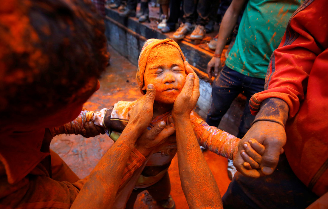 Участника фестиваля Синдур Джатра в Непале покрывают порошком киновари