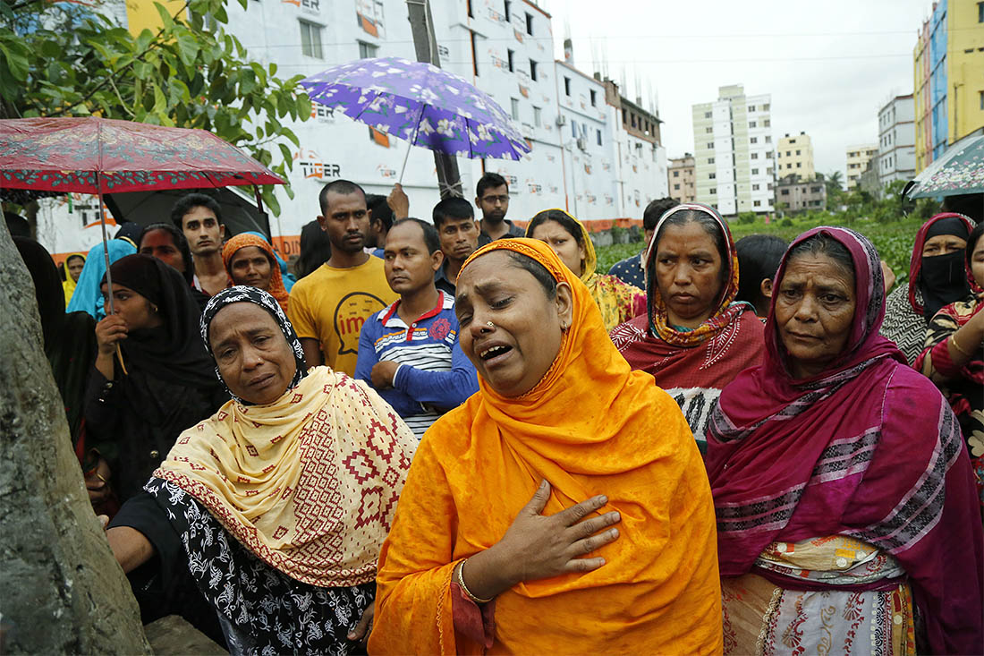 В Дакке, Бангладеш, люди почтили память жертв обрушения здания "Рана Плаза". Четыре года назад более тысячи человек погибло под обломками фабричного здания.