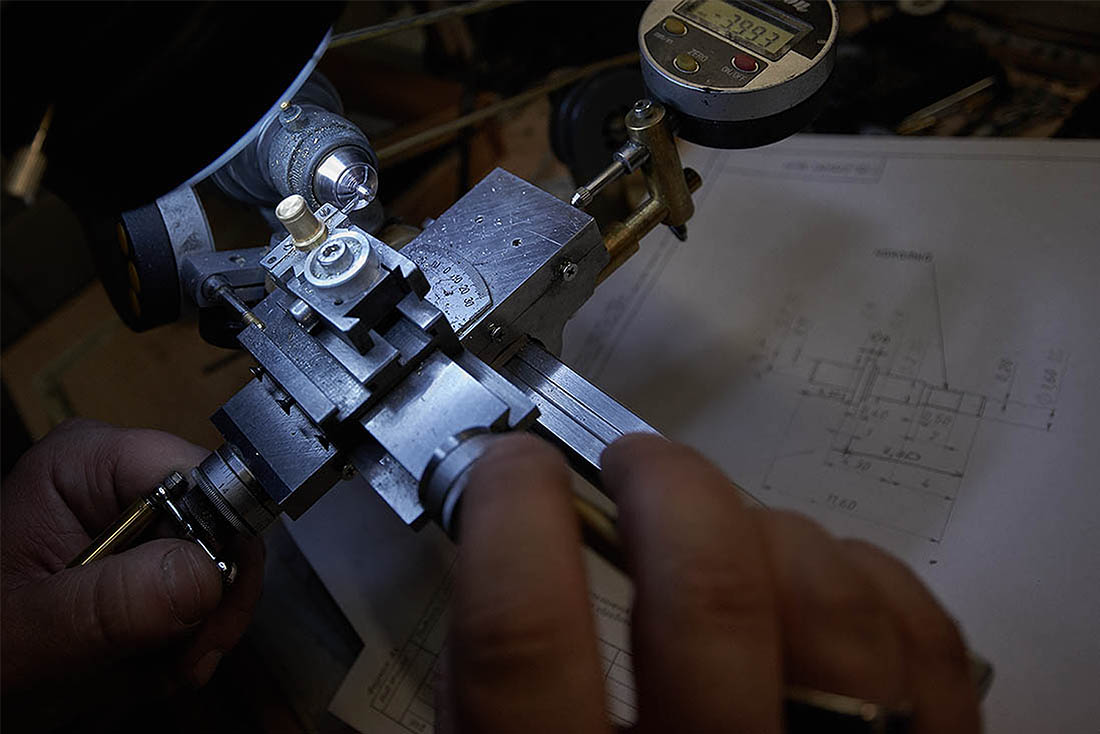 Мне нравится делать часы с нестандартными способами индикации. Здесь все началось с Лунохода – эти часы были моей личной революцией в восприятии "лунников". Потом были "Мистери-Левитас" – часы-загадка с прозрачным циферблатом и болтающимися в пустоте стрелками, "Синема" – часы-кинотеатр.