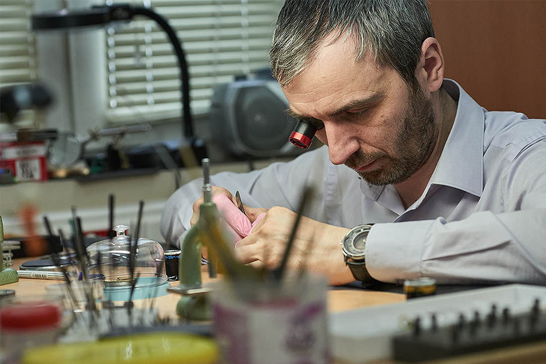 В последние годы я с радостью наблюдаю, как люди, с которыми я когда-то сотрудничал и которых обучал, вырастают в независимых часовых мастеров или открывают небольшие часовые производства. Сегодня я могу назвать такие имена, как Антон Суханов, Александр Нестренко, Сергей Волков, Илья Гельфман, Александр Рудник. Каждый из них по-своему создает и реализует небольшие проекты в часовом деле. Как таковой тусовки нет, но мы общаемся в социальных сетях и поддерживаем друг друга.