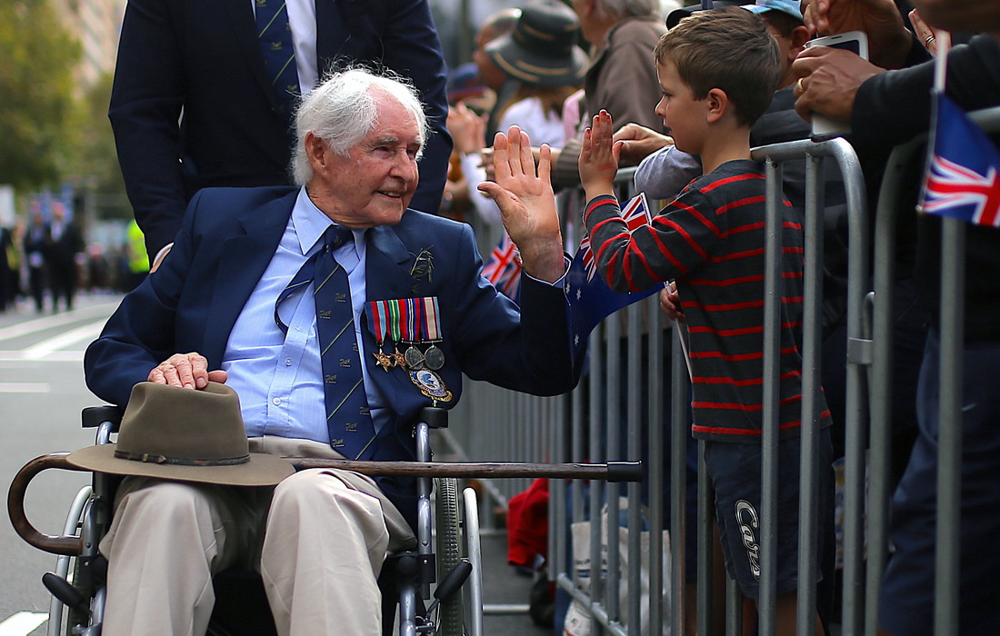 В Австралии отмечают день АНЗАК, названный в честь солдат Австралийского и Новозеландского армейского корпуса, принимавших участие в Первой мировой войне. В этот день проводятся военные парады, шествия ветеранов, а также   мемориальные службы в память о погибших во время войн солдат.