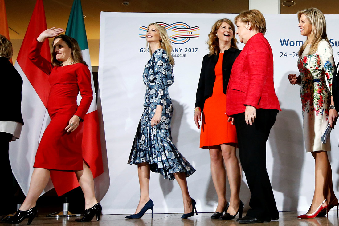 В Берлине впервые открылся саммит "женской двадцатки". Среди участников - глава канадского МИД Христя Фриланд, дочь президента США Иванка Трамп, президент союза женщин-предпринимателей Германии Стефани Пшорр, канцлер Германии Ангела Меркель, королева Нидерландов Максима (слева направо) и другие. На саммите W20 будут обсуждать проблемы участия женщин в экономических и общественных процессах в странах двадцатки.