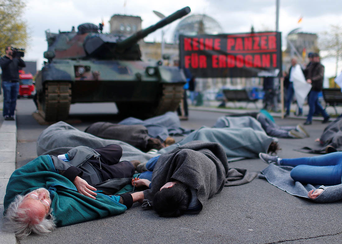 Германские активисты провели акцию у Рейхстага. Таким образом они протестуют против экспорта в Турцию немецких танков.