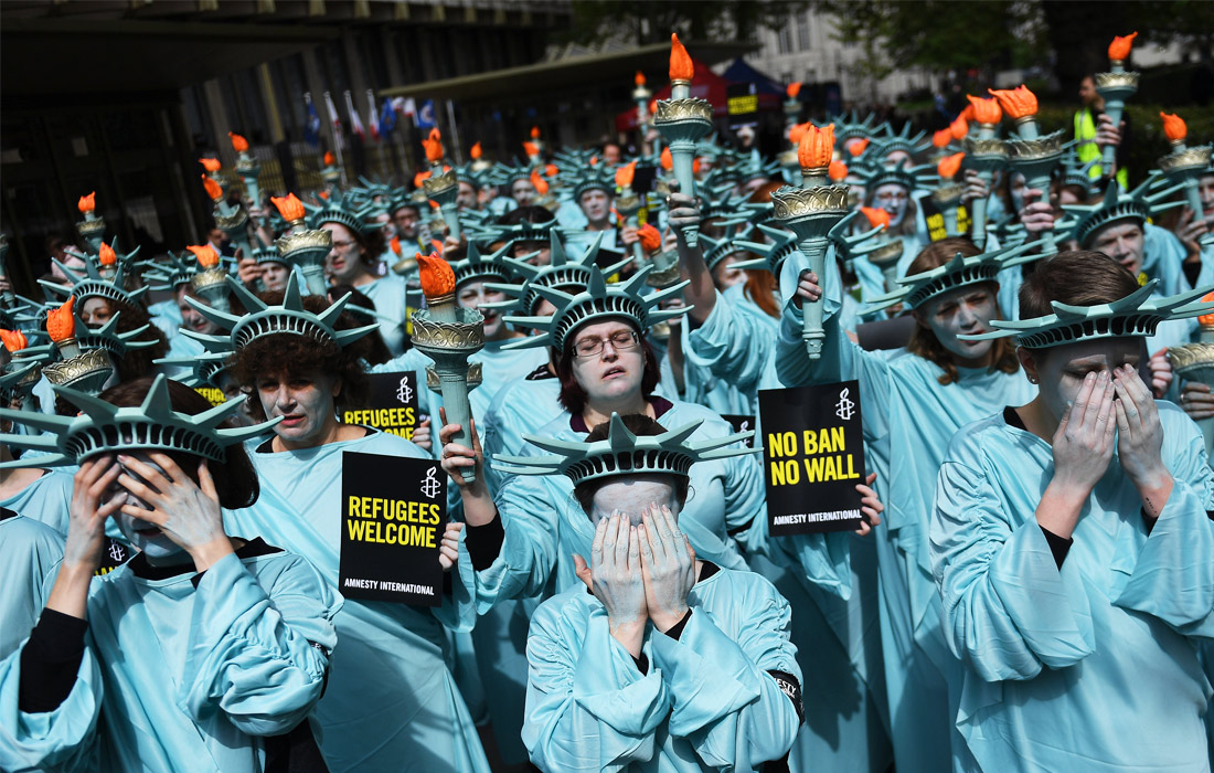 Участники движения Amnesty International собрались у посольства США в Лондоне в знак протеста против многочисленных нарушений прав человека администрацией президента США во время пребывания у власти Дональда Трампа