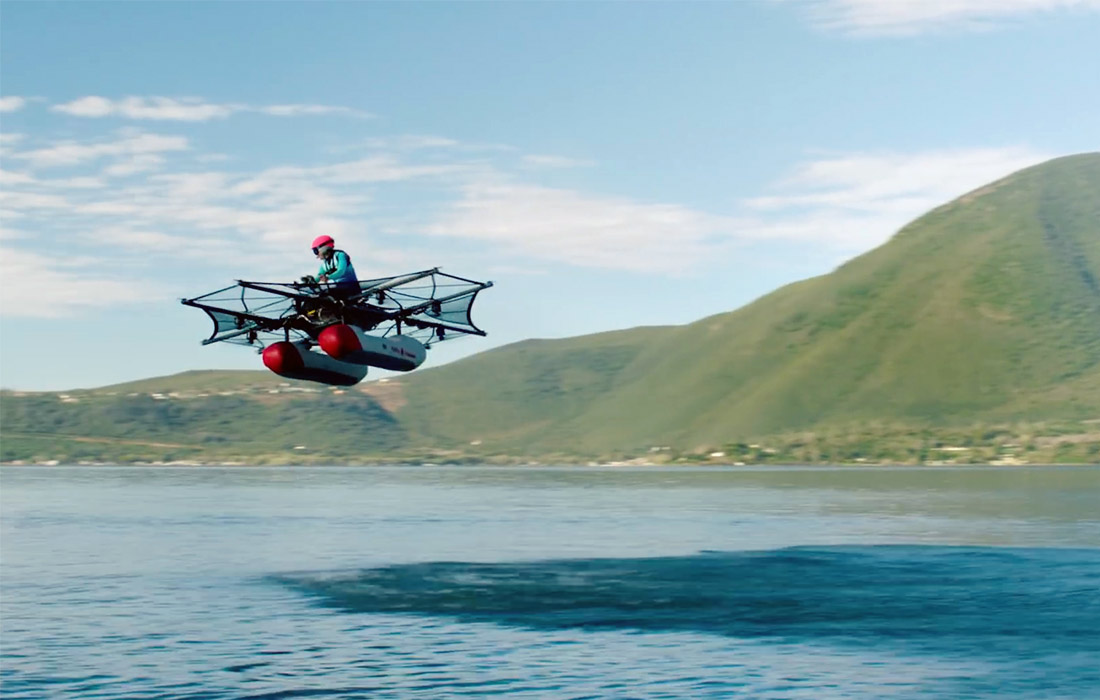 Американская компания Kitty Hawk, финансированием которой занимается сооснователь Google Ларри Пейдж,  представила пассажирский мультикоптер Flyer, спроектированный для посадки на воду