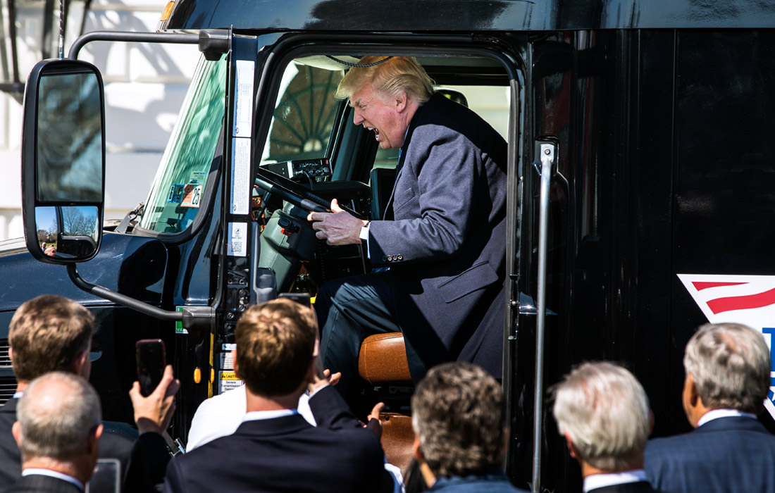 23 марта во время встречи с членами Американской ассоциации грузоперевозок президент США Дональд Трамп сел за руль грузовика. Эмоциональная реакция Трампа стала поводом для шуток в социальных сетях.