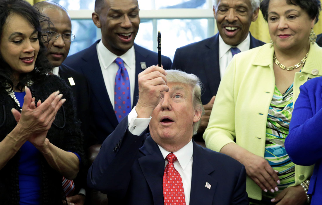 Президент США Дональд Трамп стал рекордсменом по числу подписанных указов за первые 100 дней пребывания у власти. В общей сложности лидер США подписал 28 законов и 30 указов.