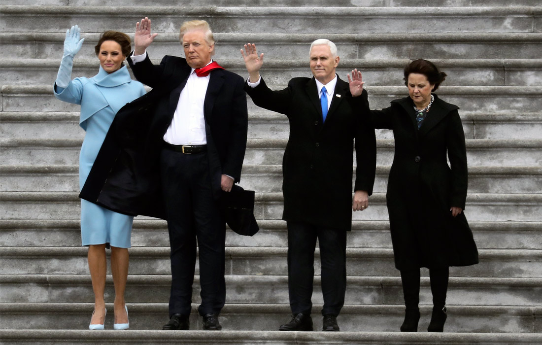 Сразу после инаугурации новый президент США Дональд Трамп с женой Меланией Трамп и вице-президент Майк Пенс с супругой Карен Пенс попрощались с бывшим президентом Обамой и бывшей первой леди. Обама с супругой Мишель по традиции вылетели с территории Капитолия на вертолете на военно-воздушную базу Эндрюс, расположенную под Вашингтоном.