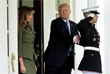 Президент США Дональд Трамп хлопает морского пехотинца по спине перед отъездом из Белого дома в Вашингтоне