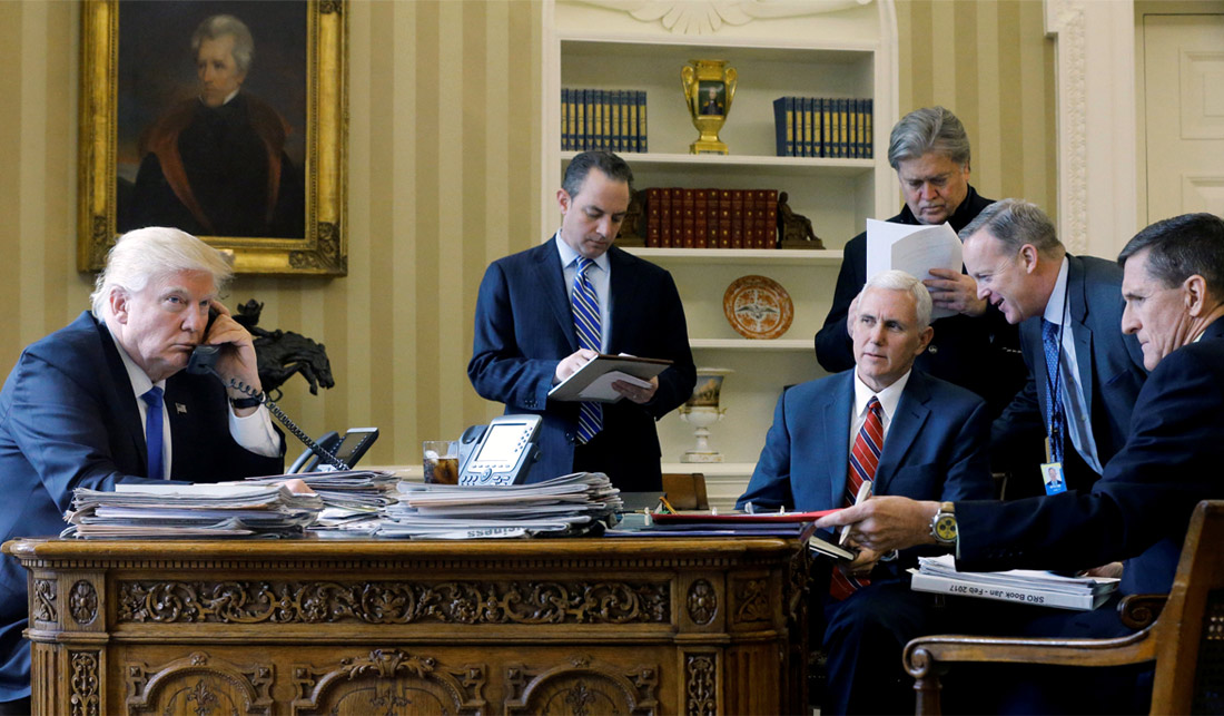 28 января состоялся телефонный разговор Дональда Трампа и Владимира Путина. За диалогом лидеров двух стран внимательно следили глава аппарата Белого дома Райнс Прибус, вице-президент Майк Пенс, главный советник Трампа Стивен Беннон, пресс-секретарь администрации президента Шон Спайсер и советник президента США по национальной безопасности Майкл Флинн (слева направо). Разговор длился около часа. Пресс-служба Кремля сообщила, что беседа проходила "в позитивном и деловом ключе".