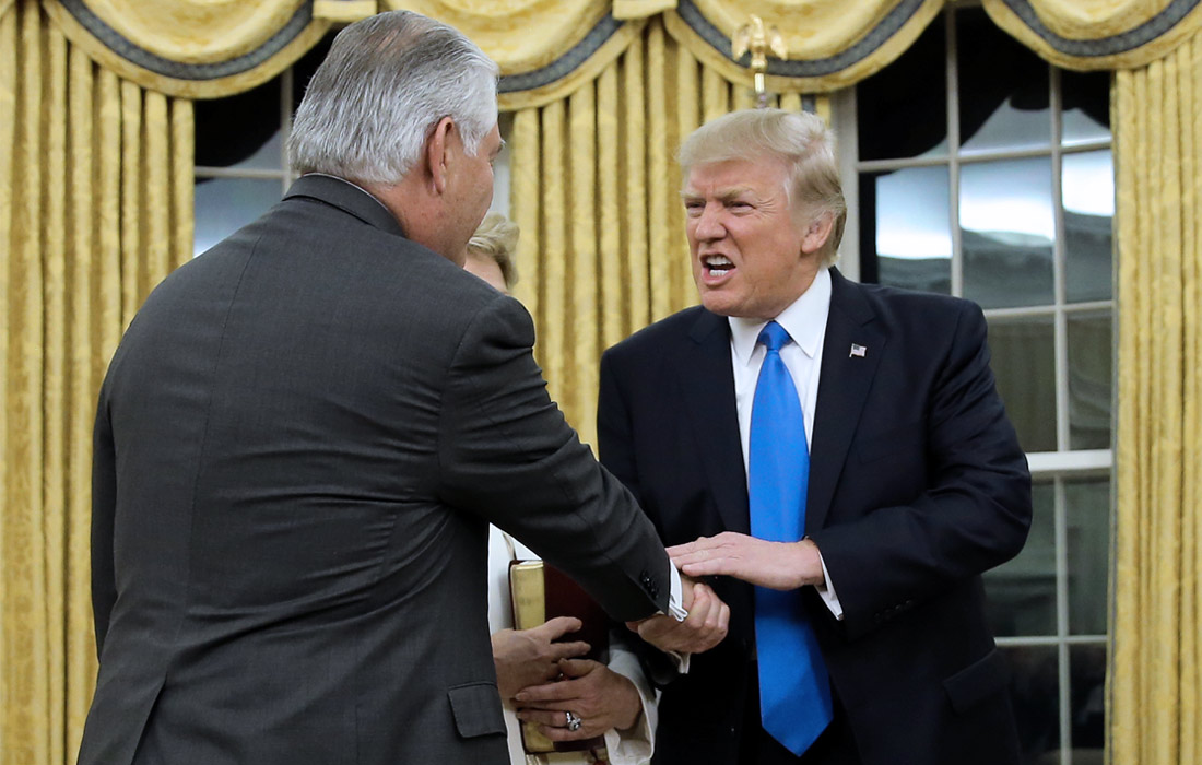 Дональд Трамп хорошо известен своими долгими и весьма крепкими рукопожатиями. Глава Белого дома США хватает за руку своих собеседников и несколько раз резко дергает к себе. На фото: президент США жмет руку новому госсекретарю США Рексу Тиллерсону.