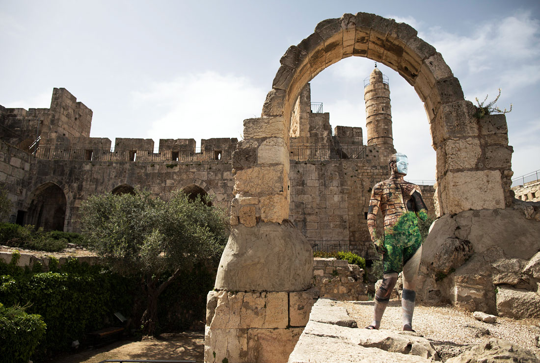 Боди-арт модель в Старом городе Иерусалима