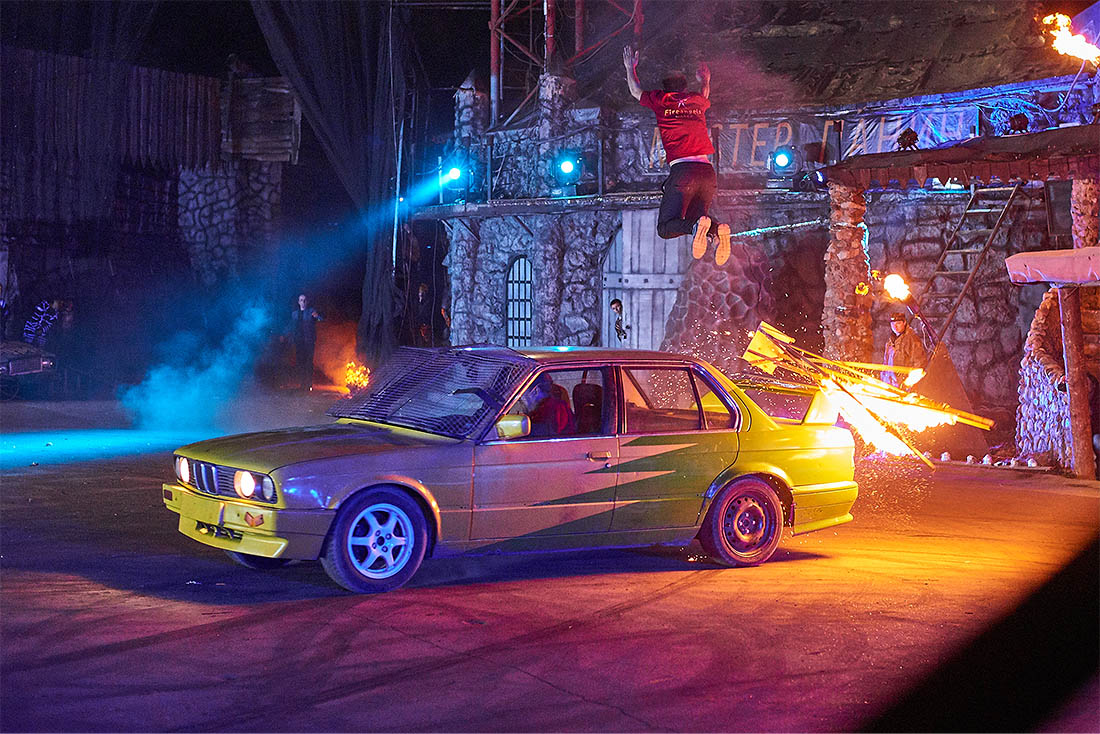 А бог дрифта немного подрифтовал под аккомпанемент огненного шоу и нескольких взрывов