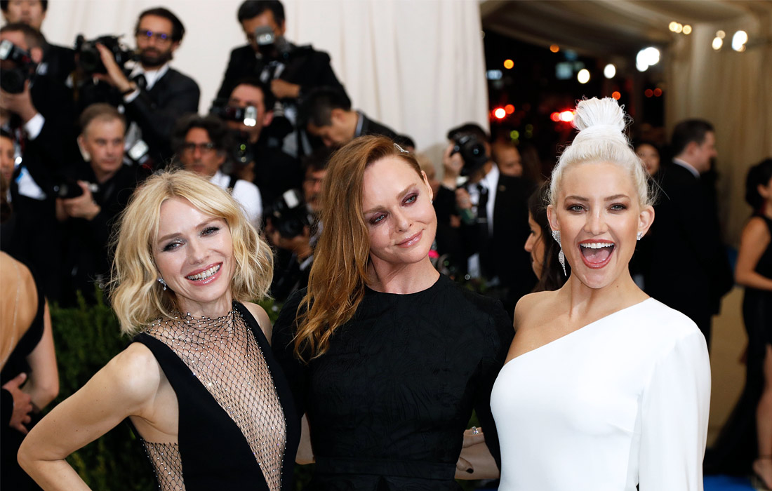 Актриса Наоми Уоттс, модельер Стелла МакКартни и актриса Кейт Хадсон (слева направо)