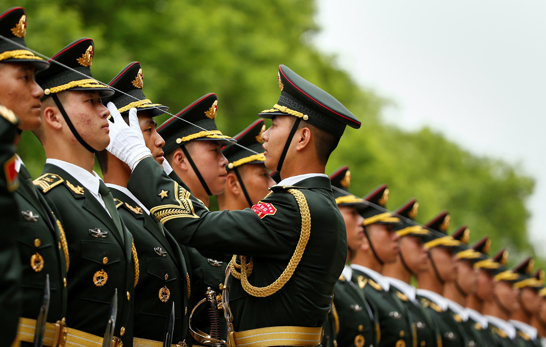 Члены почетного караула Народно-освободительной армии Китая готовятся к церемонии приветствия премьер-министра Дании Ларса Лекке Расмуссена, который прибыл в страну с трехдневным официальным визитом