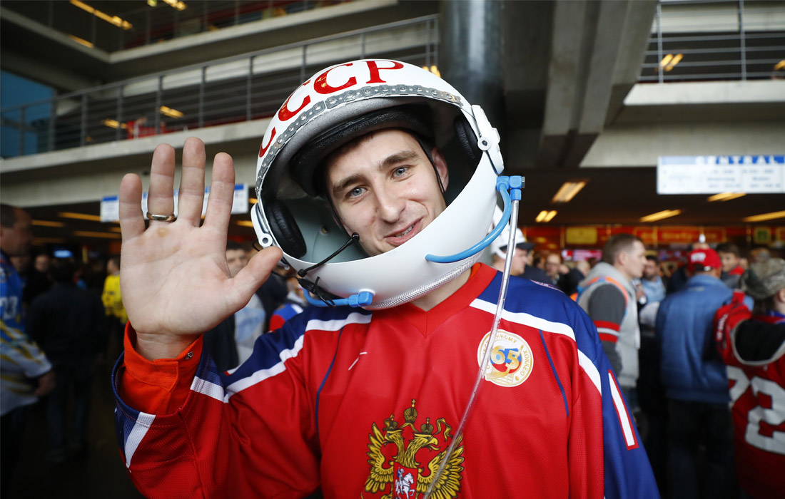 Российские болельщики приехали на стартовый матч чемпионата мира по хоккею, который проходит в немецком Кёльне, чтобы понаблюдать за игрой сборной России и поддержать команду. Хоккеисты сборной России добились победы над национальной командой Швеции со счетом 2:1.