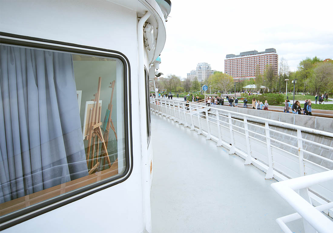 Ситуация изменилась в 2014 году, когда реконструкцией теплохода занялась команда "Флакона". С этого времени корабль стал общественным пространством и арт-центром, пристанищем молодых отечественных дизайнеров и творческих студий.