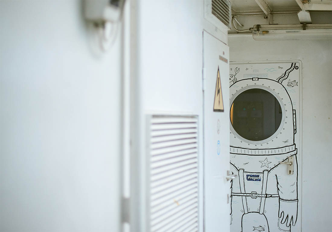 Внутри – покинутые каюты, сдававшиеся раньше в почасовом режиме и переделанные впоследствии под студии, шоурумы и мастерские. На палубах - артефакты от не стесняющихся самовыражаться посетителей и резидентов