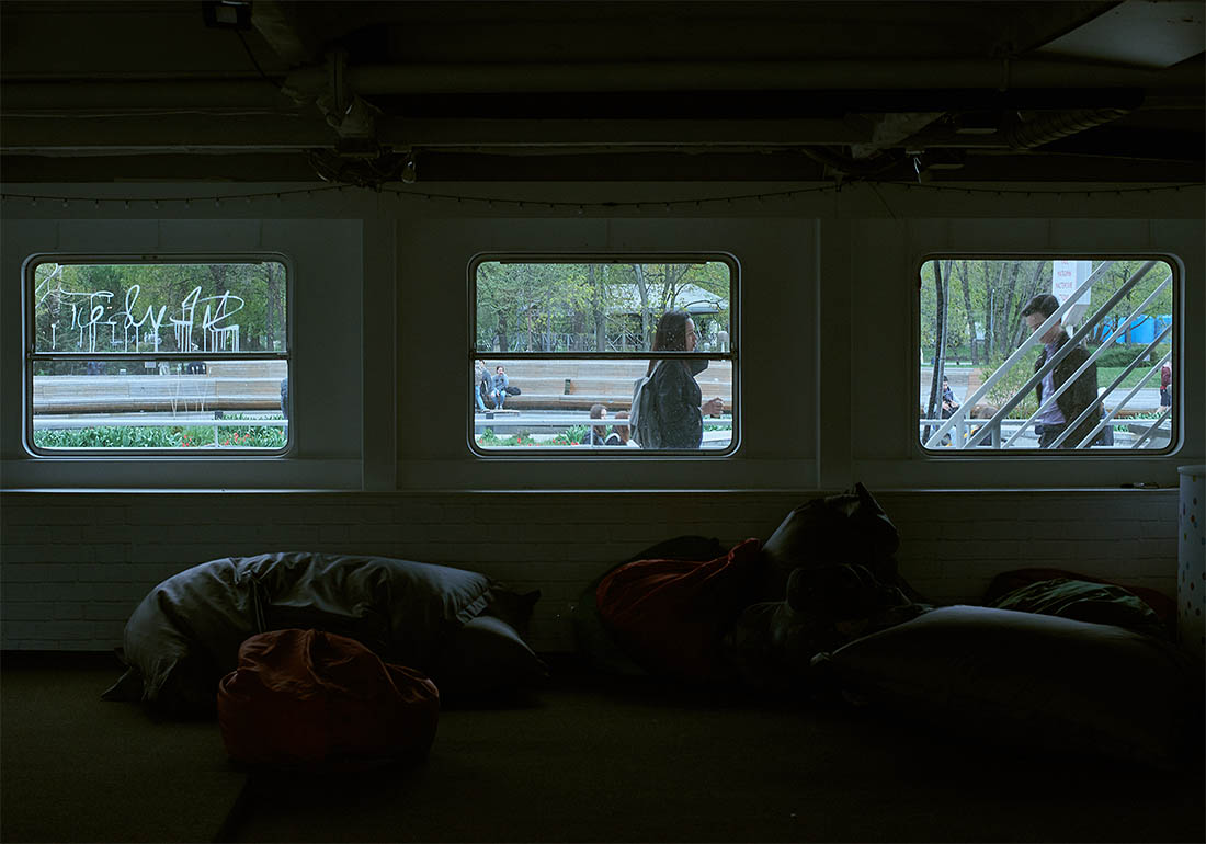 "Валерий Брюсов" простоял у набережной 24 года. За это время он был казино, рестораном, плавучей гостиницей (по слухам – и борделем), превратился в любимую москвичами часть города. Но перестал быть нужным в тот момент, когда стал арт-центром.