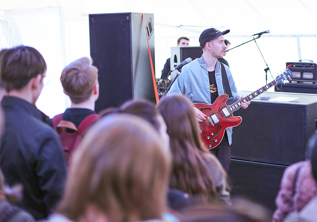 В свои последние дни на набережной корабль доступен к посещению для всех желающих и горожане, прогуливающиеся обычно мимо с детьми, с этими же детьми решились на то, чтобы заглянуть  внутрь корабля.