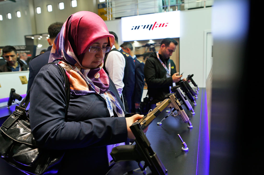 В Стамбуле открылась Международная выставка оборонной промышленности IDEF-2017. Мероприятие входит в десятку крупнейших мировых выставок вооружений. По данным организаторов, в работе IDEF-2017 участвуют около 300 оборонных компаний из 50 стран. Россию на выставке представляют "Рособоронэкспорт" и концерн воздушно-космической обороны "Алмаз-Антей".