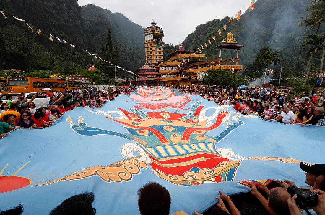 Буддисты во всем мире отмечают Весак - рождение, просветление и достижение Буддой нирваны. Верующие собираются в красиво украшенных храмах для молитв и медитаций, а с наступлением ночи зажигают бумажные фонарики, символизирующие просветление, приходящее в мир с учением Будды.