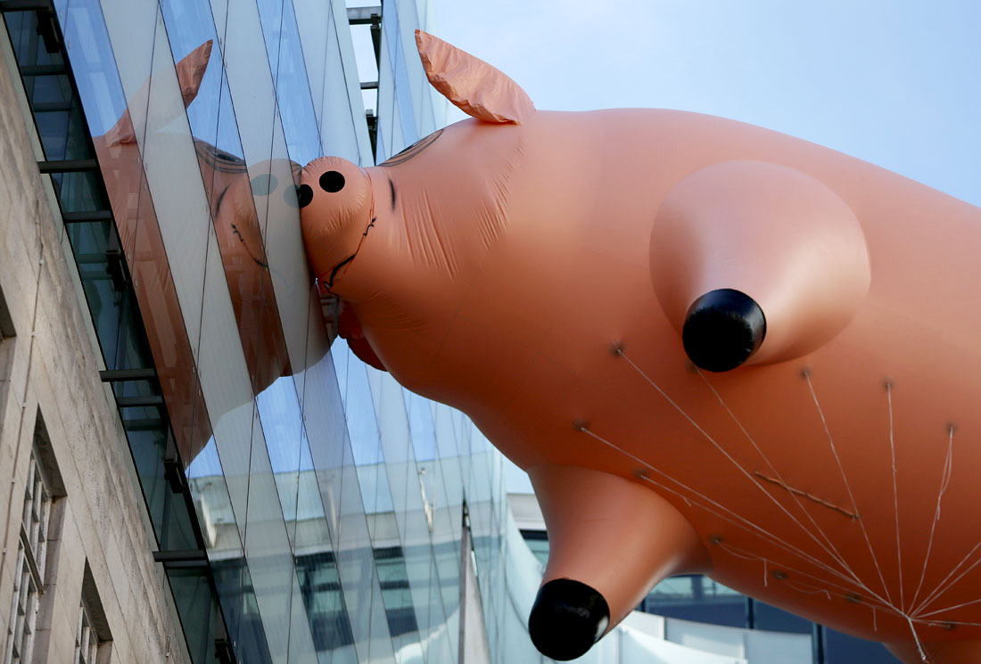 Гигантская надувная свинья - талисман группы Pink Floyd рекламирует выставку, посвященную более чем полувековой истории творчества рок-коллектива в лондонском музее Виктории и Альберта