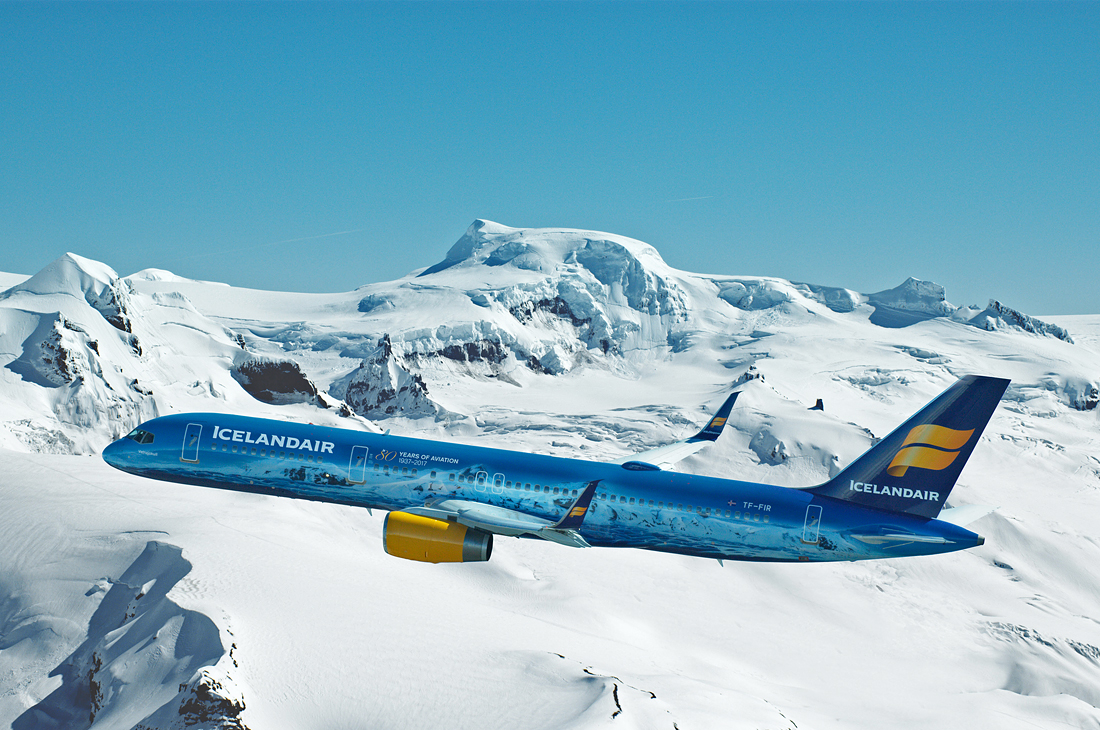 У исландской авиакомпании Icelandair появился самолет с изображением пейзажей ледника Ватнайёкюдль - самого крупного в Европе. Фюзеляж  Boeing 757-200 расписывали вручную с помощью аэрографов. На изображение ледника у художников ушло 195 литров краски и 24 дня.