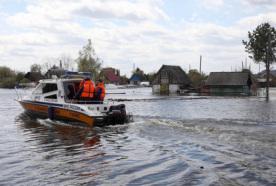 Глава МЧС России Владимир Пучков (слева) осмотрел подтопленные территории в городе Ишиме