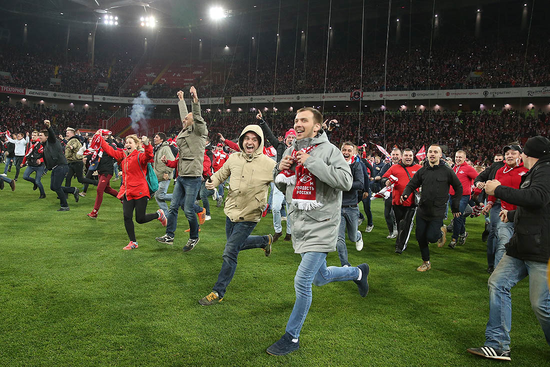 Как только раздался финальный свисток, фанаты "Спартака" выбежали на поле праздновать чемпионство
