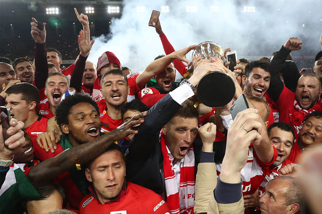 Кубок, вручаемый чемпиону России, в руках главного тренера "Спартака" Массимо Карреры