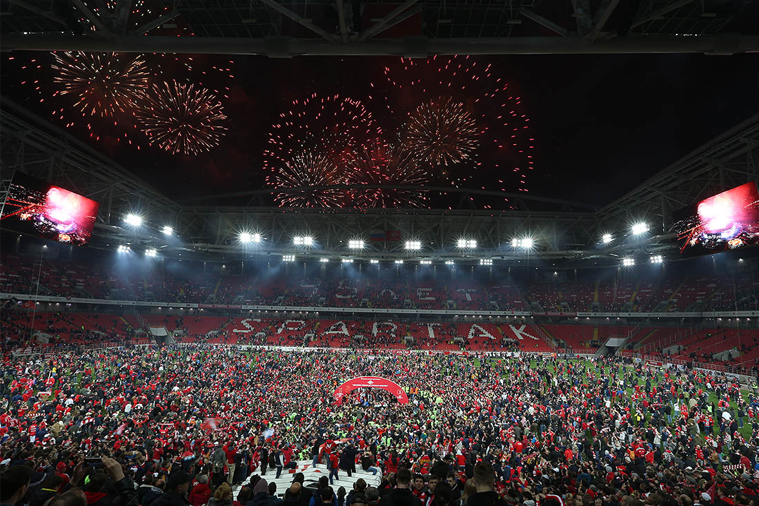 Поле стадиона "Открытие Арена" заполнено болельщиками "Спартака"